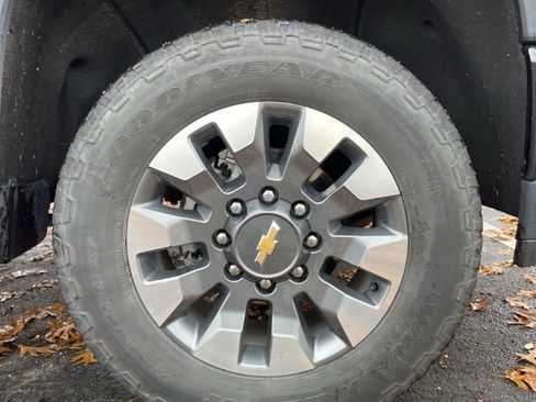 Used 2021 Chevrolet Silverado 2500 Custom w/ Custom Value Package image 13