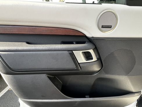 Used 2023 Land Rover Discovery S image 13