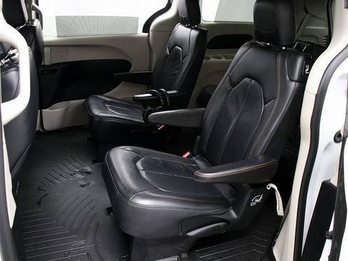 Used 2017 Chrysler Pacifica Touring-L image 11