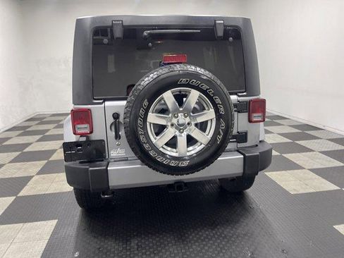 Used 2018 Jeep Wrangler Unlimited Sahara w/ Connectivity Group AWD/4WD image 3