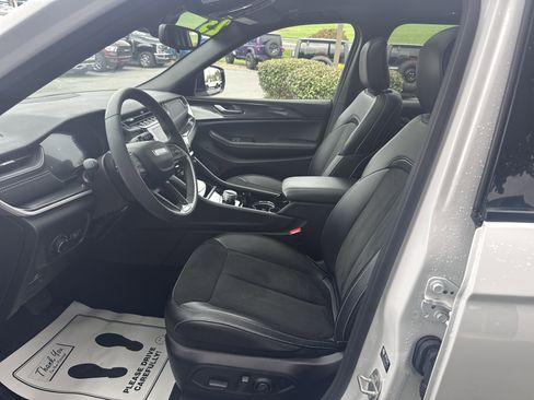 Used 2023 Jeep Grand Cherokee Altitude image 12