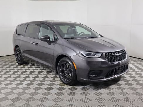 Used 2022 Chrysler Pacifica Touring-L w/ S Appearance Package image 3