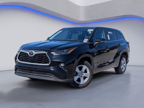 Used 2024 Toyota Highlander LE image 2