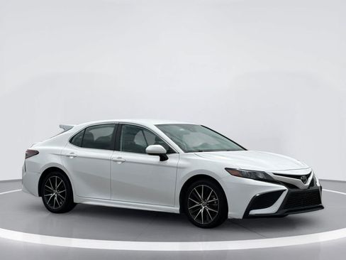 Used 2024 Toyota Camry SE FWD image 5
