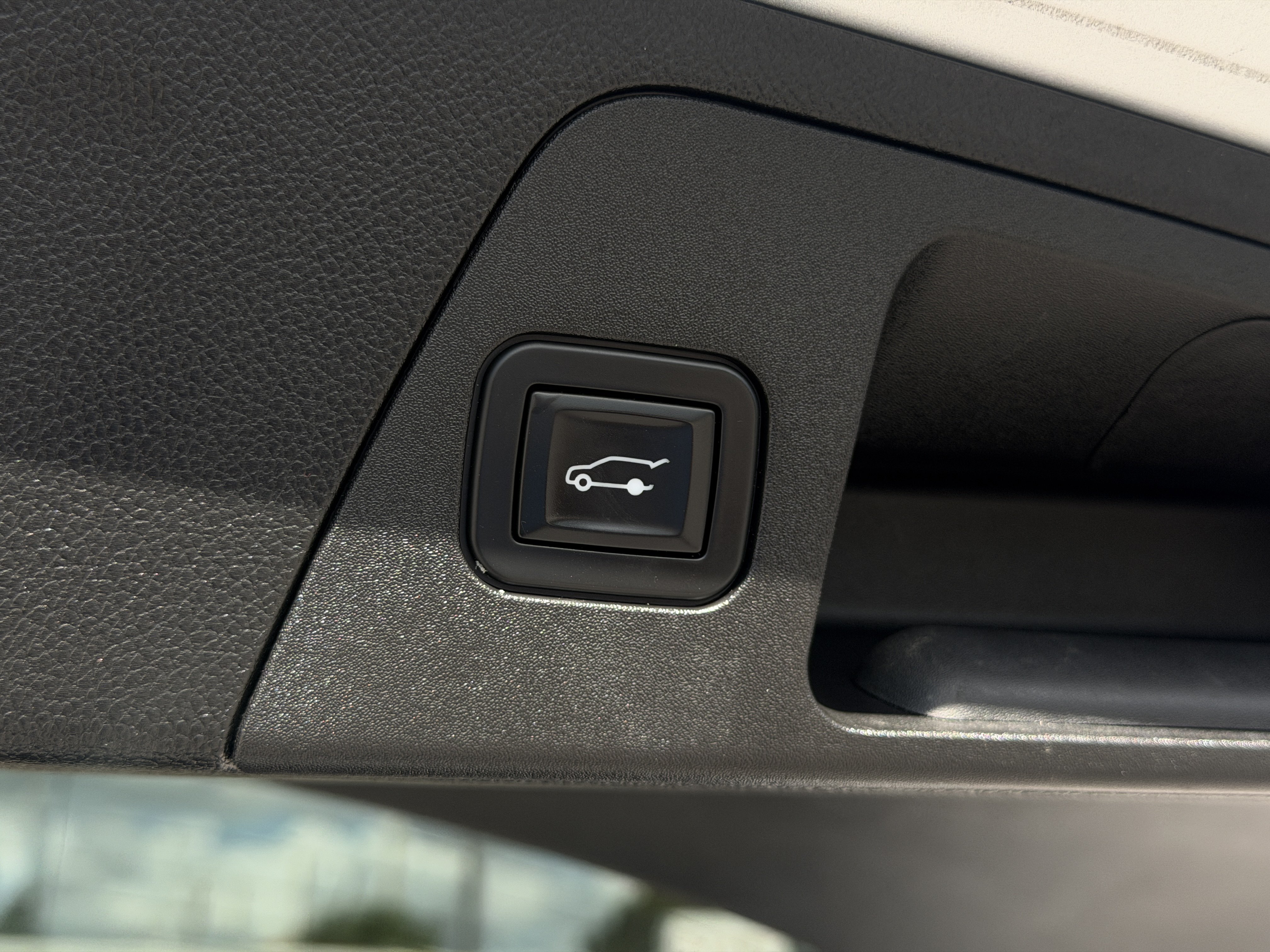 Used 2019 Buick Envision Essence FWD image 13