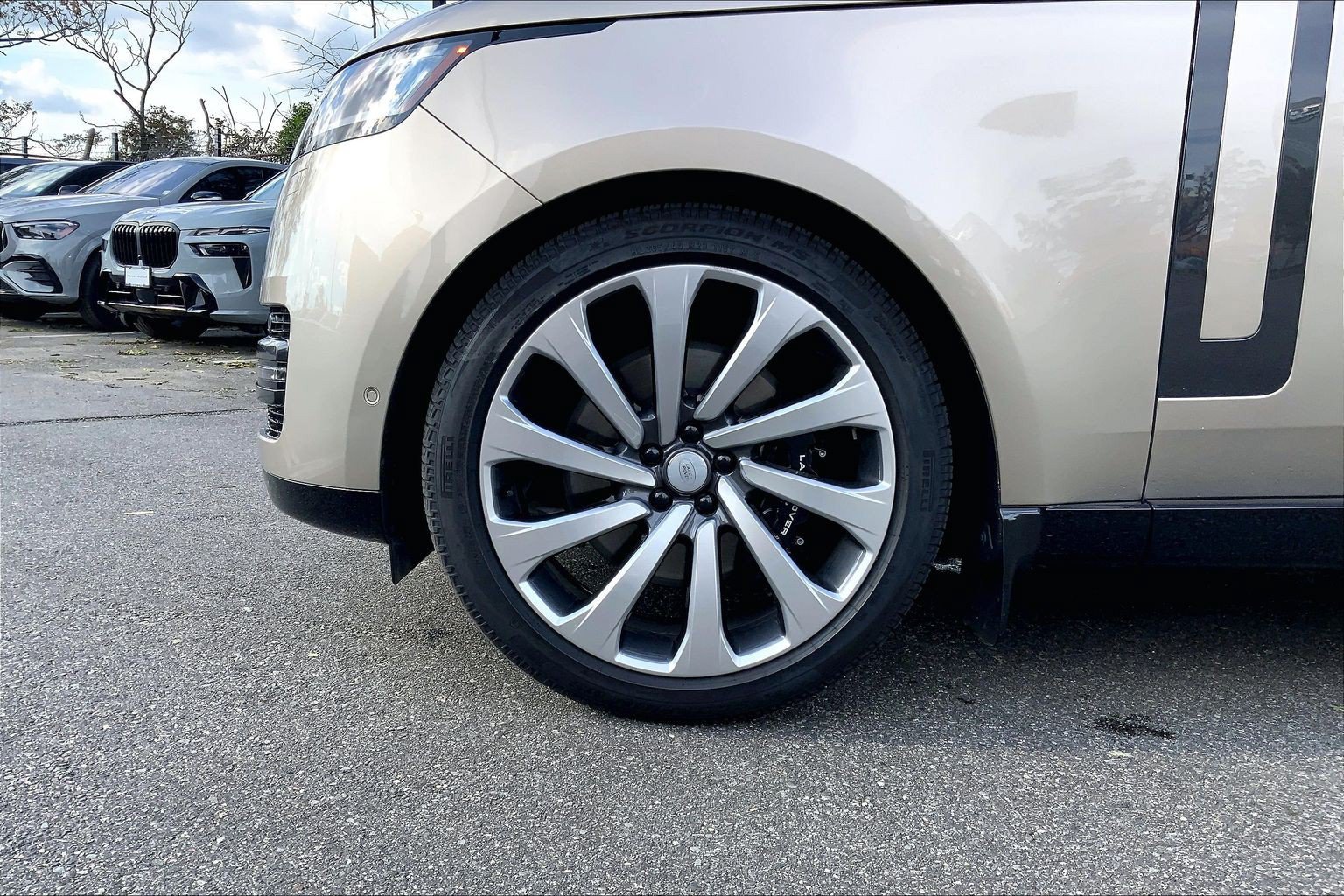 Certified 2025 Land Rover Range Rover SE AWD/4WD image 5