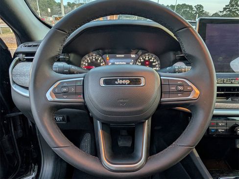 Used 2024 Jeep Compass Latitude image 10