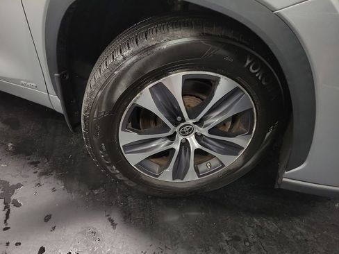 Used 2023 Toyota Highlander XLE AWD/4WD image 10