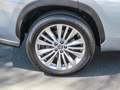 Used 2023 Toyota Highlander Platinum FWD image 30