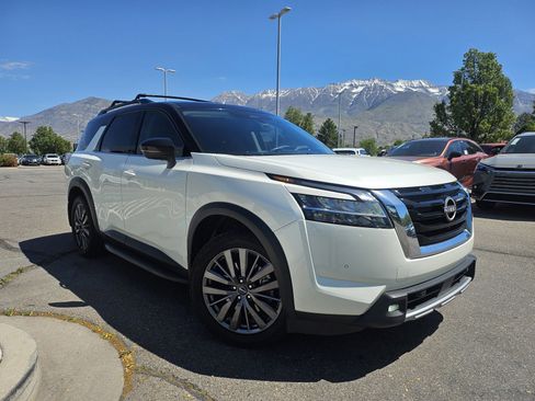 Used 2022 Nissan Pathfinder SL w/ SL Premium Package AWD/4WD image 3