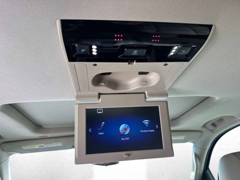 Used 2018 Cadillac Escalade Premium Luxury w/ LPO, Radiant Package RWD image 20