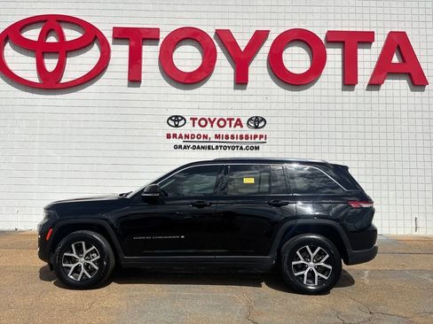 Used 2024 Jeep Grand Cherokee Limited w/ Luxury Tech Group II image 2