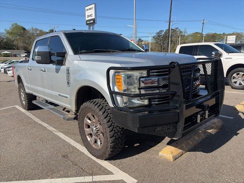 Used 2017 Ford F250 Lariat w/ Chrome Package image 2