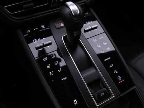 Certified 2024 Porsche Macan image 13