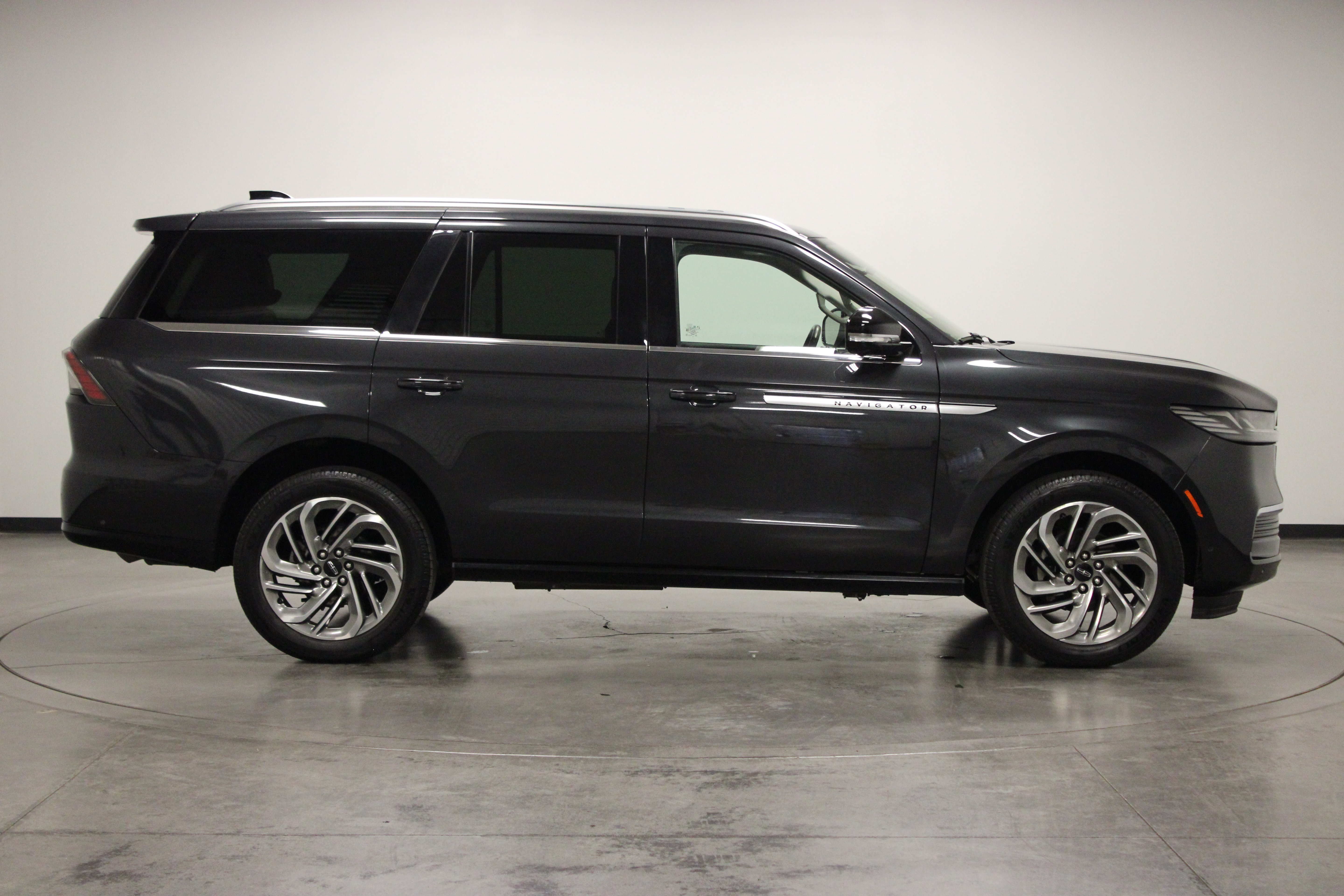 Used 2025 Lincoln Navigator Reserve AWD/4WD image 9