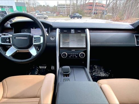 Used 2025 Land Rover Discovery Dynamic SE image 14