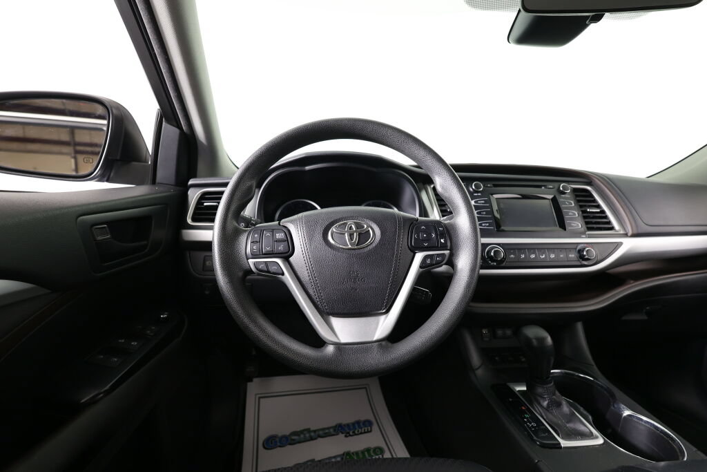 Used 2017 Toyota Highlander LE AWD/4WD image 28