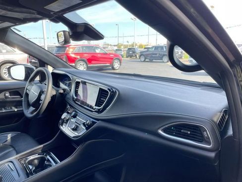 Used 2022 Chrysler Pacifica Limited w/ S Appearance Package image 18