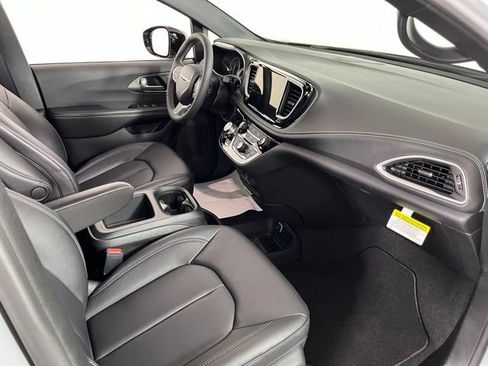 Used 2026 Chrysler Pacifica Select image 43
