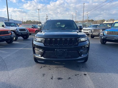 New 2025 Jeep Grand Cherokee Altitude image 3