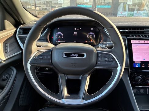 New 2025 Jeep Grand Cherokee Limited w/ Luxury Tech Group II image 15