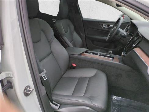 Used 2025 Volvo V60 B5 Cross Country Plus image 22