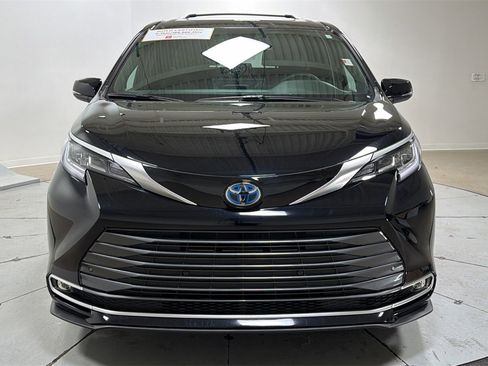 Certified 2025 Toyota Sienna Limited image 2