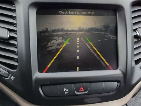 Used 2015 Jeep Cherokee Latitude w/ Comfort/Convenience Group image 28