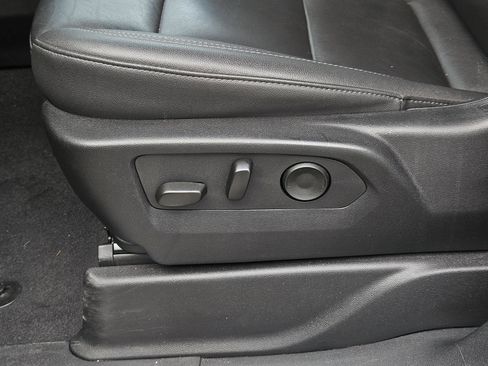 Used 2025 Chevrolet Suburban LT RWD image 28