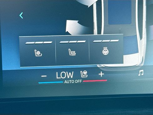 Certified 2025 BMW 760i xDrive image 21