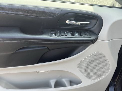 Used 2011 Chrysler Town & Country Touring-L w/ Entertainment Group #2 FWD image 21