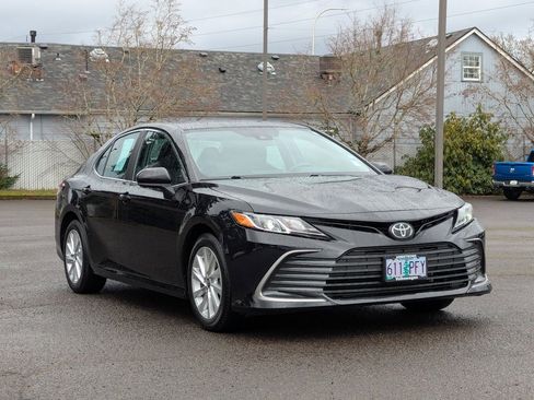 Used 2023 Toyota Camry LE image 7