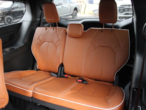 New 2026 Chrysler Pacifica Pinnacle image 25