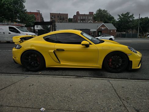Used 2020 Porsche 718 Cayman GT4 RWD image 6