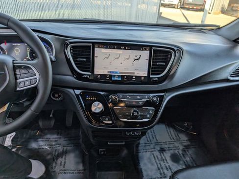 Used 2025 Chrysler Pacifica Select image 3