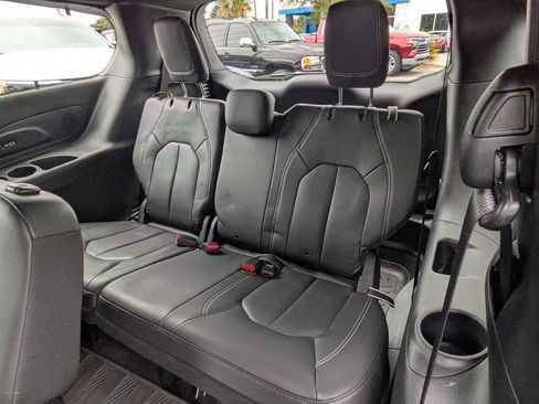 Used 2021 Chrysler Pacifica Touring-L w/ Premium & Safety Sphere Group image 14