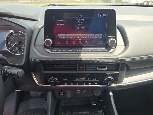 Used 2025 Nissan Rogue SV FWD image 21