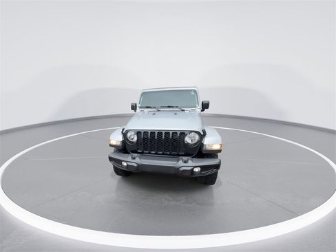 Used 2022 Jeep Gladiator Willys image 3