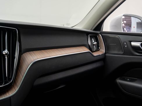 Used 2022 Volvo XC60 B5 Momentum w/ Advanced Package image 26