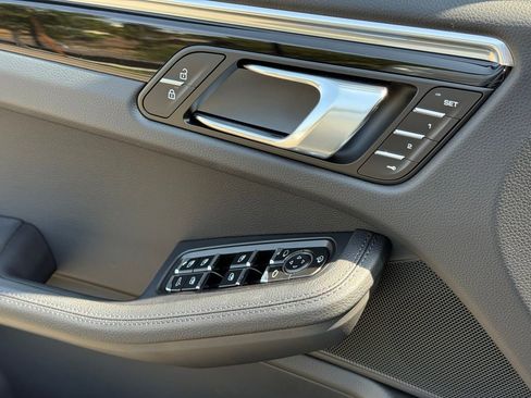 Used 2025 Porsche Macan image 27