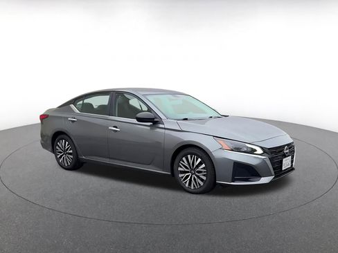 Used 2024 Nissan Altima 2.5 SV image 2