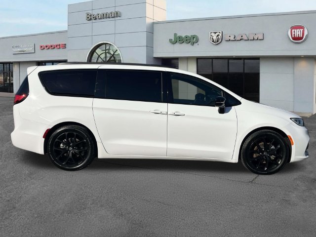Used 2025 Chrysler Pacifica Limited FWD image 8