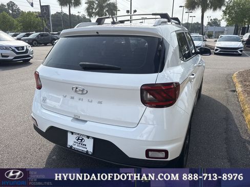 Certified 2025 Hyundai Venue SEL FWD image 4