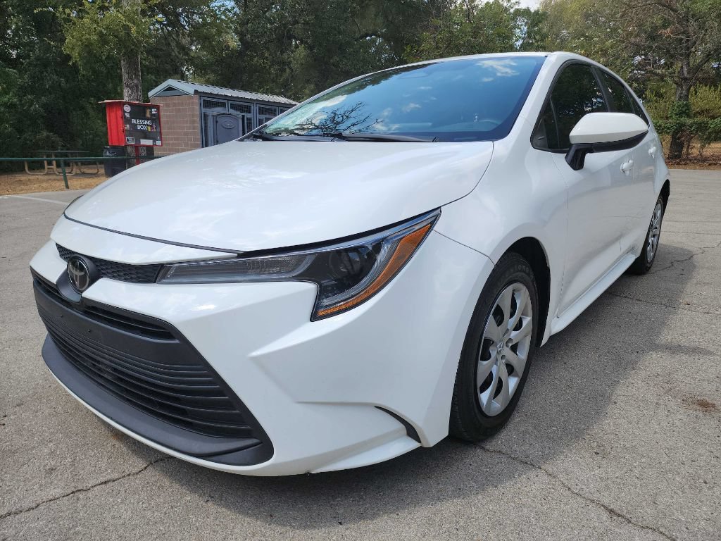 Used 2023 Toyota Corolla LE FWD image 3