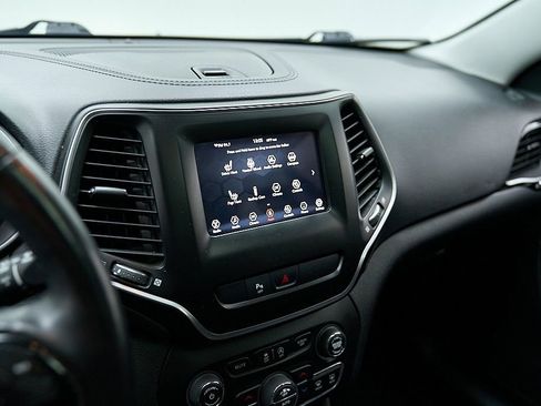 Used 2019 Jeep Cherokee Latitude Plus AWD/4WD image 13