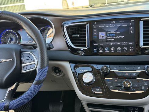 Used 2018 Chrysler Pacifica Touring-L Plus FWD image 19