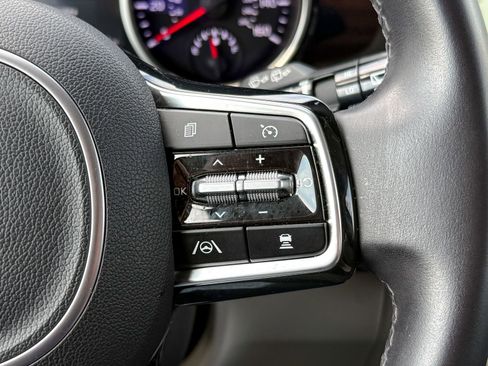 Used 2024 Kia Carnival EX FWD image 28