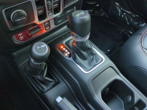 Used 2025 Jeep Wrangler Unlimited Rubicon AWD/4WD image 12