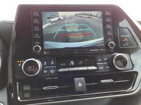 Used 2022 Toyota Highlander XLE image 17