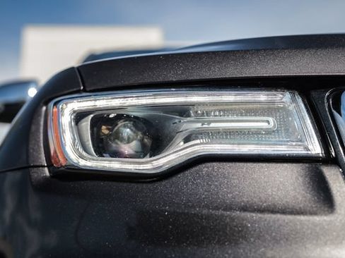 Used 2017 Jeep Grand Cherokee Overland AWD/4WD image 10